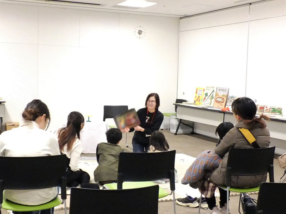 ＼開催しました／
#こどもと本の相談室

今回は「冬　あったかくなる絵本」をテーマに、
『ゆきかきでんしゃ』『こたつうし』
『もりのおふろ』などを読みました。

読み聞かせにチャレンジされた参加者の方もいらっしゃいました！

次回は3/14(土)開催！
#奈良県立図書情報館