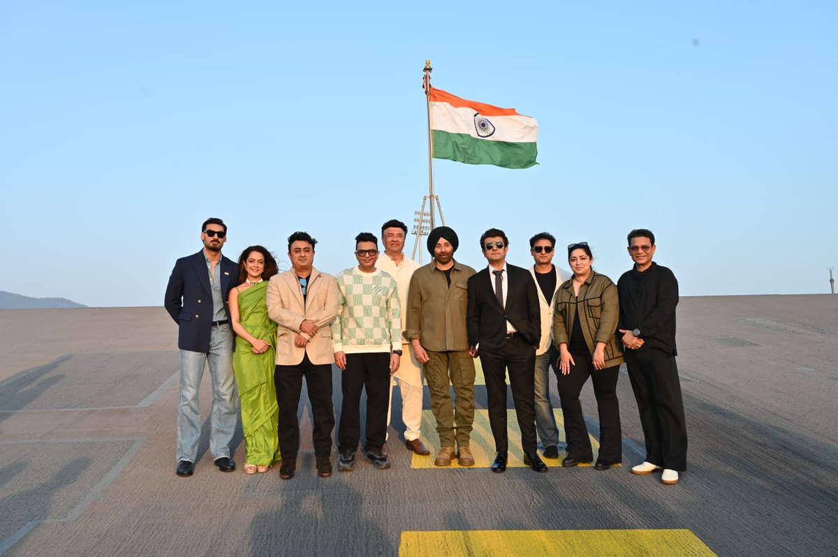 DeccanChronicle's tweet image. On 14 January, Team #Border2 visited #Karwar Naval Base and interacted with Officers and Sailors of the Indian Navy. 
The team also visited #INSVikrant, India’s indigenous aircraft carrier, marking a tribute to the Navy and the country’s maritime strength.
(Pictures courtesy : X)