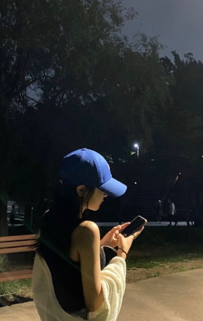 PrimalDean's tweet image. スマホの充電が朝から15%しかなくて、モバイルバッテリーを家に忘れた日に限って外出時間が長い 🦗