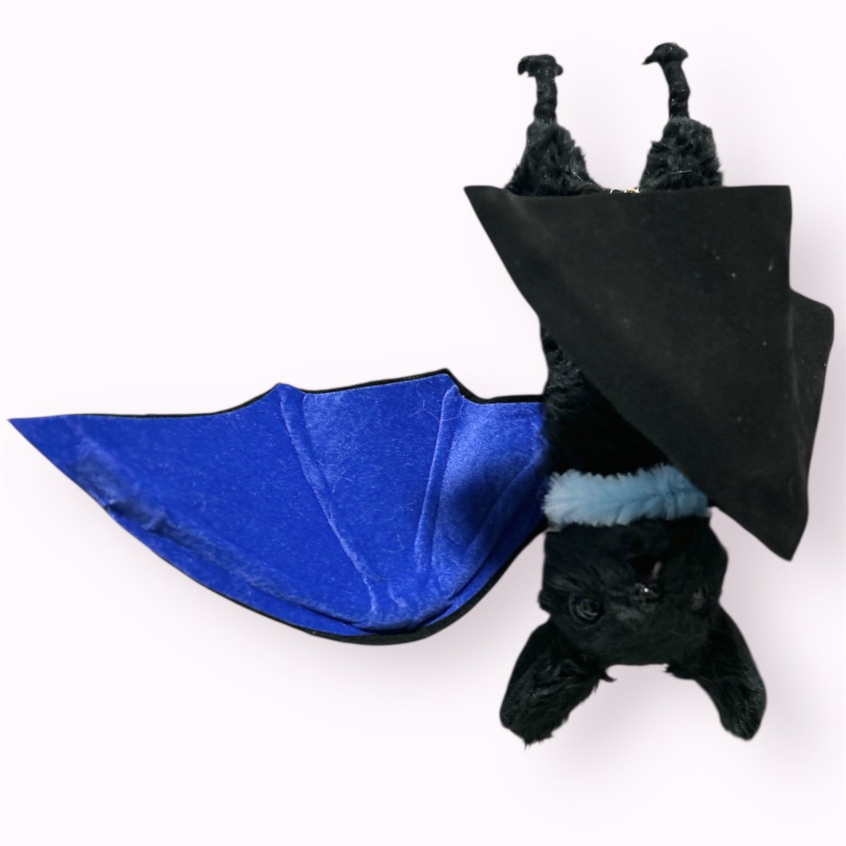 延々と終わらぬプチ引っ越し作業中ですが、来週のイベ出店に向けて新しい子を錬成しました！🦇

チェーンでぶら下げるもよし、足先を引っ掛けるもよし
羽もたためてかつ本革使用でございますよ

もうちょい顔しゅっとさせても良かったかなぁ🫣
#アゾっ子