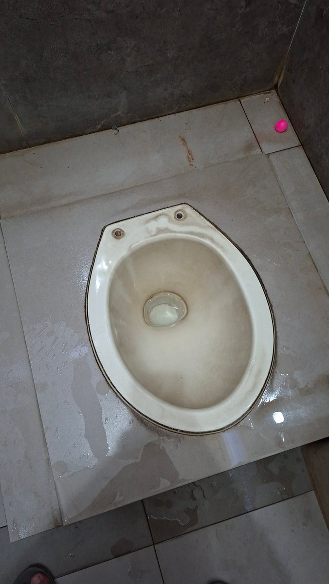numpang ke toilet mr diy terus gue perhatiin kok kayak ada yg tidak betul dengan wcnya, ternyata ini bowl wc duduk dibikin jongkok wow they arent lying when they said ada aja idenya