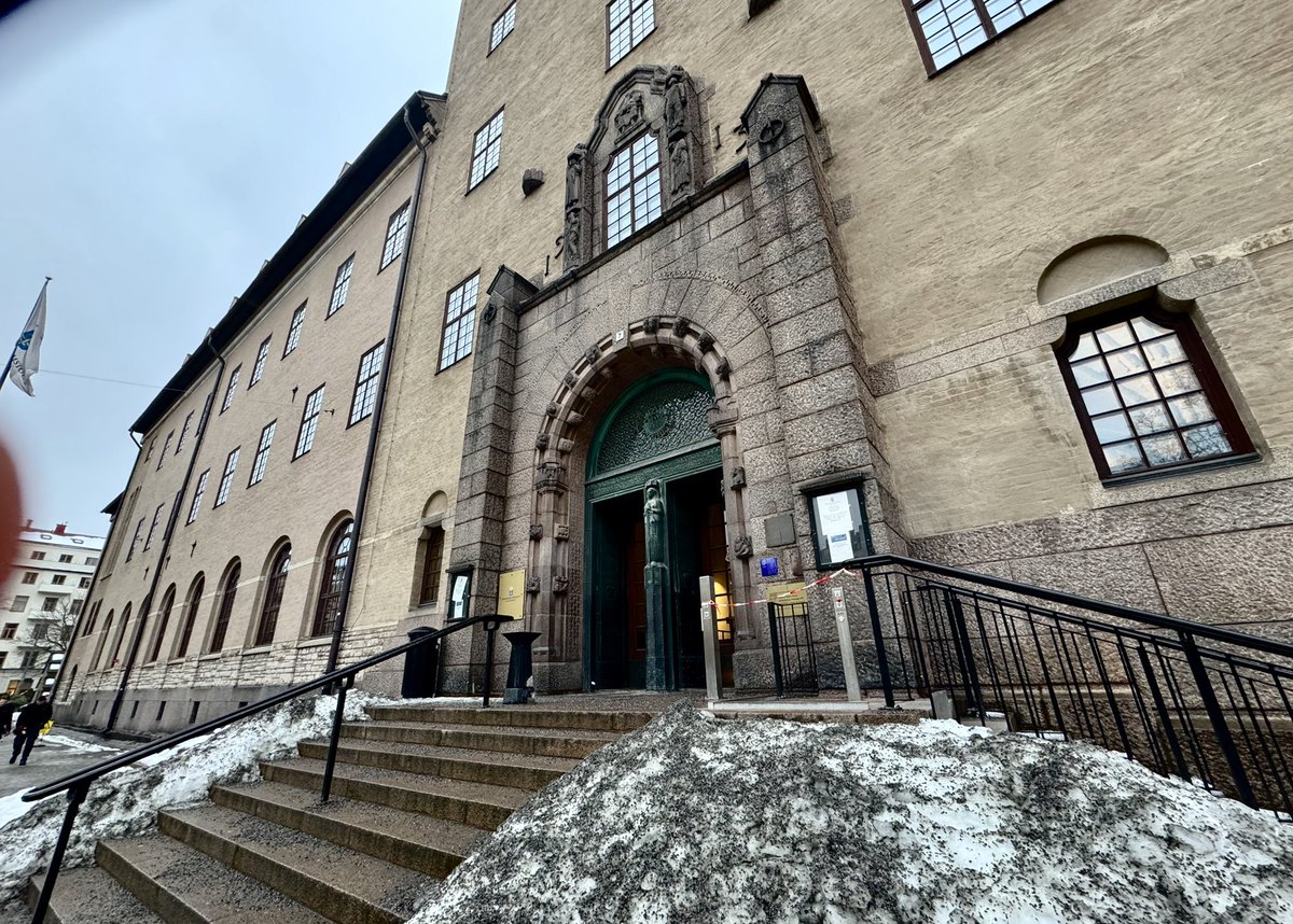 Gholamreza Harati (Kryckmannen) står just nu åtalad för våldsamt motstånd. När jag anlände till hans rättegång blev jag direkt påhoppad av dom tio stycken aktivister som gjorde Gholamreza sällskap. Aktivisterna försökte täcka min kamera och knuffade mig aggressivt.

Gholamreza