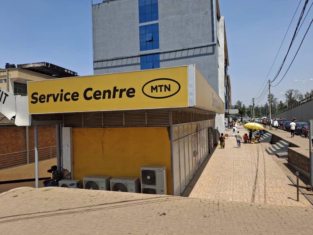 KabagambeI's tweet photo. MTN SERVICE CENTER- KICUKIRO 👍🏾

Bravo Yellow brand 🫡

Umurongo w’abakiliya hanze ku zuba cg mu mbeho, kwisha. 

Ndahanyuze mbona hanze hera de, ndinjira njya kubaza abayobozi uko byagenze. 

Bandahiye ko imirongo ubu ari history, kereka kuzajya mbisoma aho nabyanditse kera 😂 https://t.co/gmX2XQ49Mf