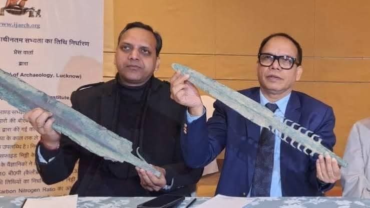 जाटलैंड तोमर जाटों के बागपत से खुदाई में तांबे के हेलमेट, तलवारें, कवच, धनुष-बाण और रथ मिले थे।

तलवारों को हंगरी के बुडापेस्ट लैब में भेजा गया था।

जहां कार्बन डेटिंग के जरिए ये तलवारें 4500 वर्ष पूर्व की बताई गई हैं।

#JAT 🔱 #जाट ⚔️ Aryan
#Bagpat Jatland