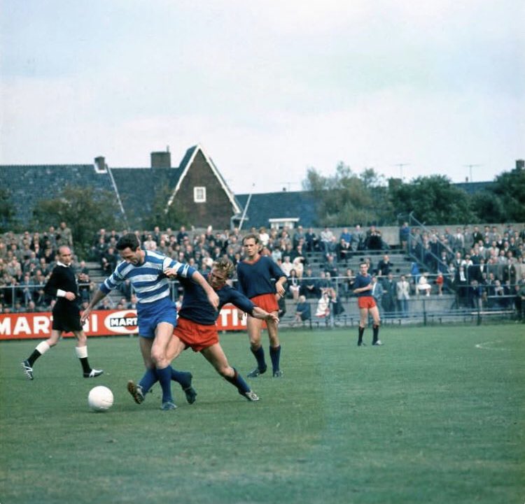 Haarlem, 9 september 1962: Faas Wilkes (namens Xerxes) in duel met Fred Boom, terwijl Lout Vreeken toekijkt. HFC Haarlem wint met 5-2.