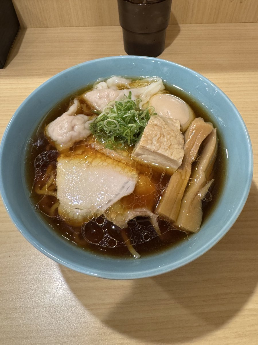 中華そば よしかわ 熊谷店

特製地鶏中華そば 醤油 中太麺

熊谷での新年会前に時間があったので初訪問🥰

とりあえず1番人気をチョイス
あっさりながらもしっかりと鶏の旨みを感じられる、さすがよしかわと言える一杯🤤

特製は複数のチャーシューやらワンタンやらトッピングも盛り沢山で旨かった😋👍