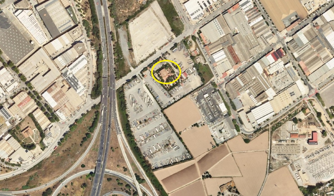 Ca l'Esquerrer és un dels masos que encara mantenim a #LHospitalet. Construït el 1572 a tocar del riu, fins a la construcció de la Ronda estava envoltada de camps. Avui, aïllada al mig d'un infame pàrquing de camions, és una de les joies que surt al meu últim llibre. #PatrimoniLH