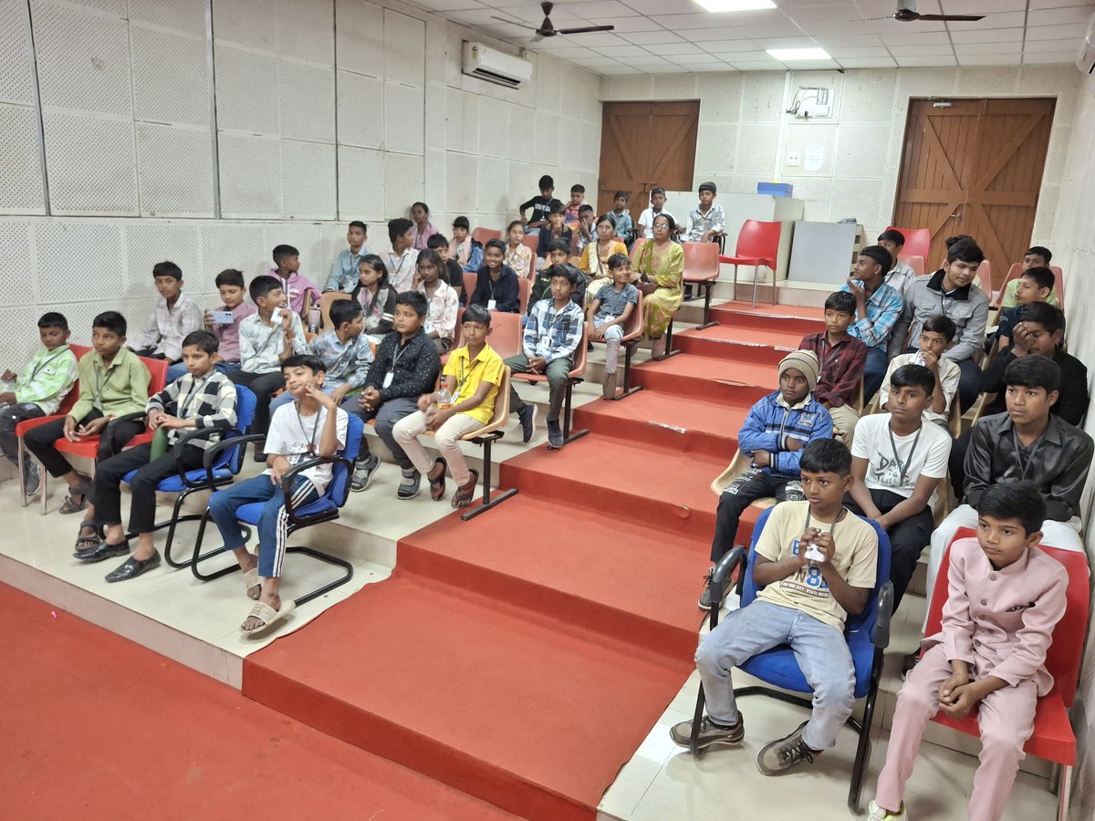 DSCDharampur's tweet photo. Students from Aadarsh Primary School, Baben, Bardoli visited @DSCDharampur a unit of @ncsmgoi @MinOfCultureGoI and enthusiastically explored science experiments while understanding basic scientific concepts.

#dscd #EducationalVisit #Learning #stemeducation #scienceexperiments https://t.co/a15TR3utAj