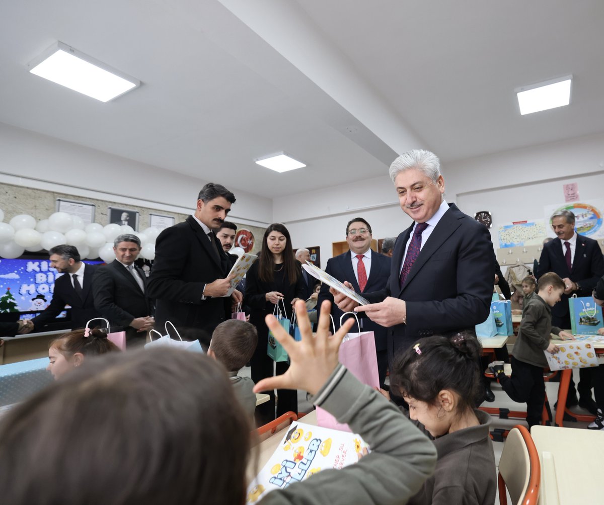 Valimiz Sayın Rahmi Doğan, Büyükşehir Belediye Başkanı Yusuf Alemdar ve il protokolü ile birlikte Sapanca Gazipaşa İlkokulu’nda 2025-2026 eğitim ve öğretim yılı birinci dönem karne dağıtım törenine katılarak, öğrencilerin hazırladığı gösterileri izledi ve öğrencilere karnelerini