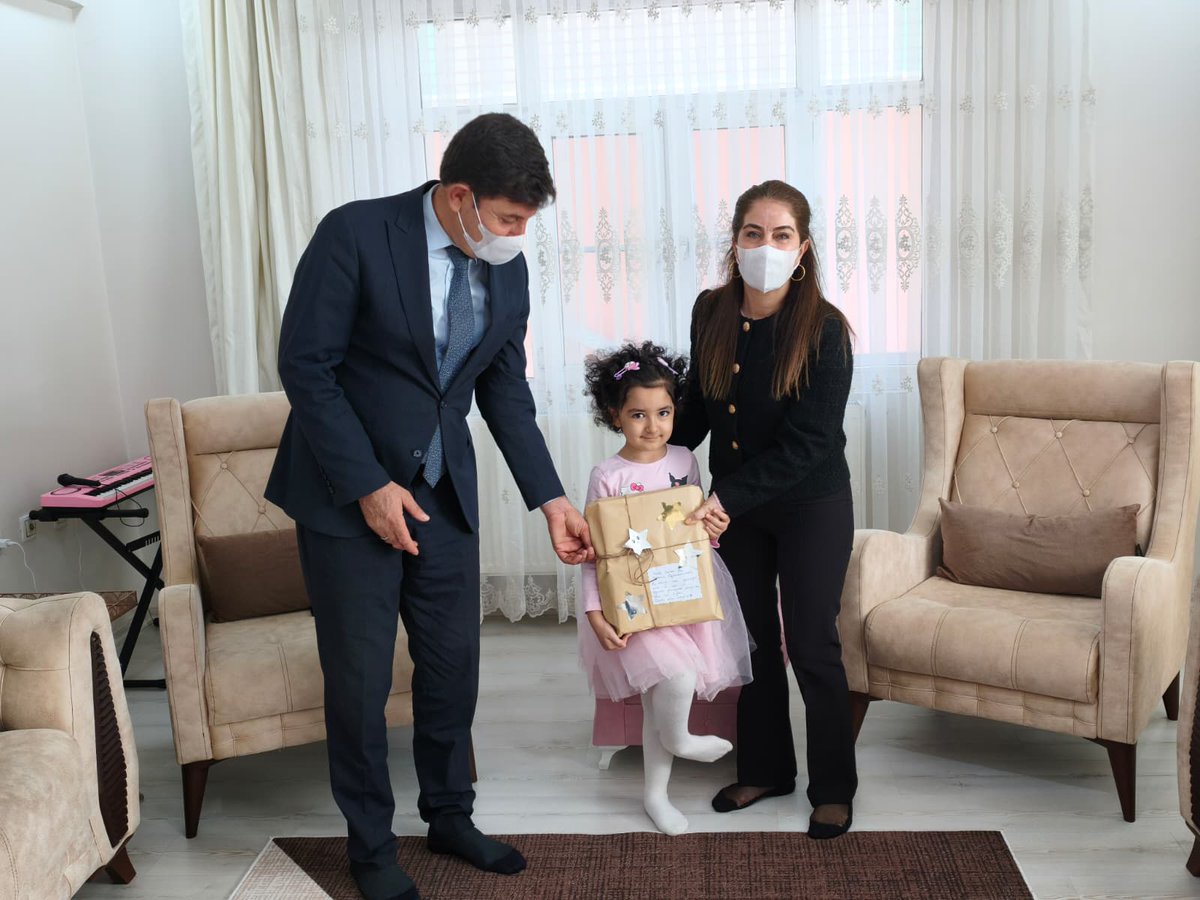 Lösemiyle mücadele edip Evde Eğitim programından faydalanan minik öğrencimiz Ela Ayan'ı evinde ziyaret ettik. İl Müdürümüz Sn.Ali Eyyüpkoca ve İlçe Müdürümüz Sn.Mehmet Emin Duyan, öğrencimize Gelişim Raporu ve hediyelerini takdim ederek geçmiş olsun ve başarı dileklerini iletti.