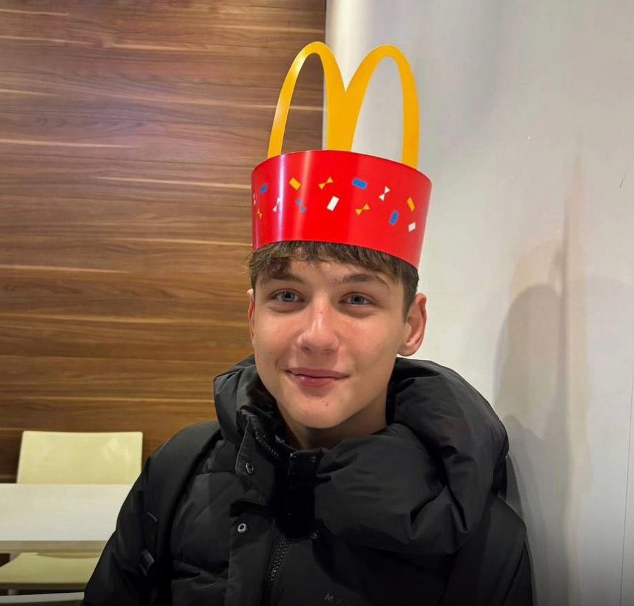 Bu gencin adı Atlas. Atlas 17 yaşındaydı. 
Kimseye zararı olmayan, kendi halinde bir Türk genciydi.
15 tane hırt sürüsünün "yan baktın" diyerek bıçaklayarak onu hayattan kopardı.
Atlas gençliğini yaşamayadı.
Ahmet Minguzzi yaşayamadı.
Hakan Çakır yaşayamadı.