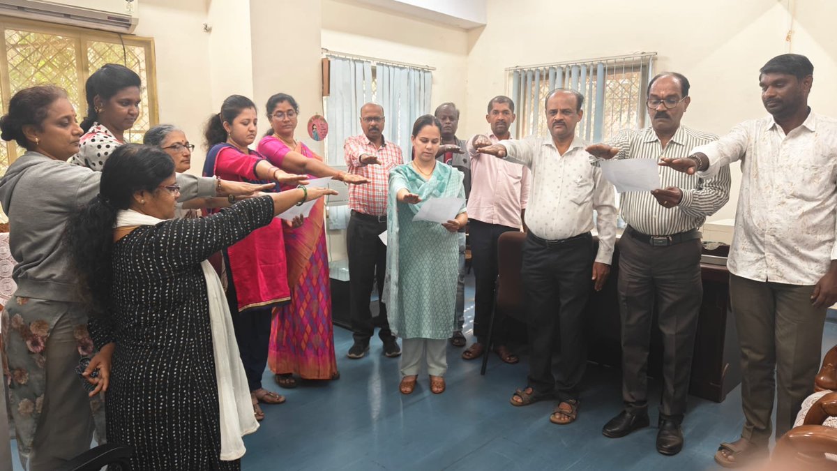 On first day of Swachhata Pakhwada (16 Jan -31 Jan 2026), officers and officials of Central Bureau of Communication, Bengaluru undertook the Swachhata Pledge at CBC, Bengaluru office. 

#SwachhataPakhwad #SHS2026 #SwachhataHiSeva2026 #SwachhBharatMission #Swachhotsav
