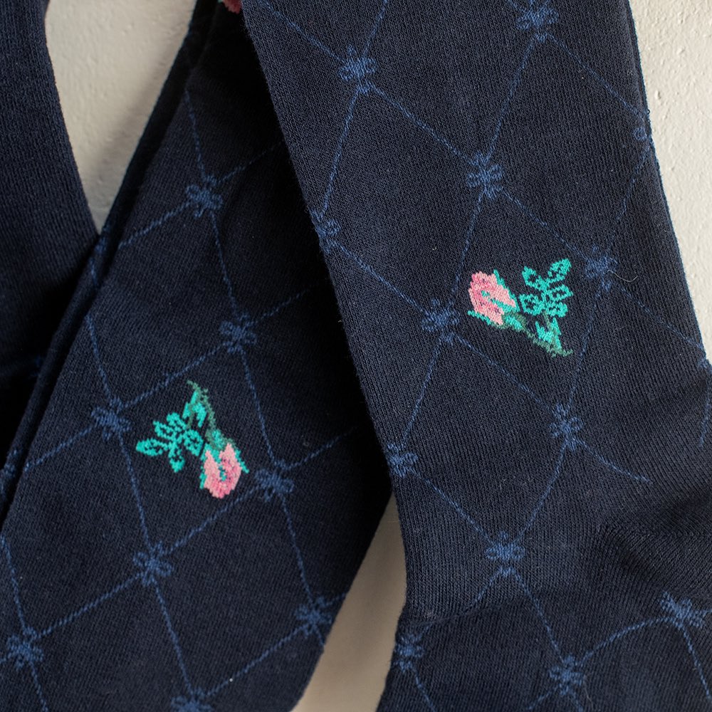 douxdimanche's tweet image. 【おすすめ】
ナタリー・レテさんのイラストがかわいいタイツ。
わすれな草が描かれたものと、
小さなバラのつぼみが描かれたものがあります。

あたたかいのはもちろん、ちらりと見えた時の足元がかわいいので
パンツにもスカートにも合わせたくなるタイツです。
2dimanche.shop-pro.jp/?mode=cate&amp;amp;cbi…