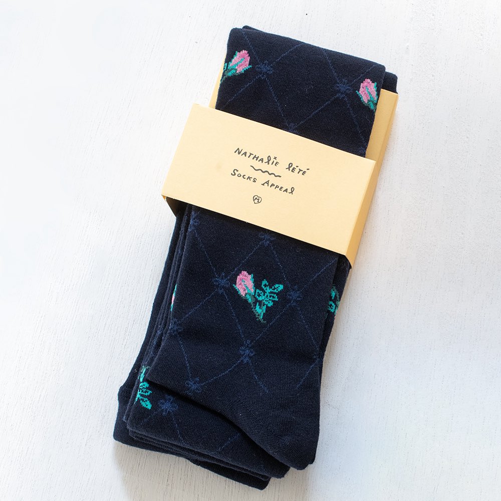 douxdimanche's tweet image. 【おすすめ】
ナタリー・レテさんのイラストがかわいいタイツ。
わすれな草が描かれたものと、
小さなバラのつぼみが描かれたものがあります。

あたたかいのはもちろん、ちらりと見えた時の足元がかわいいので
パンツにもスカートにも合わせたくなるタイツです。
2dimanche.shop-pro.jp/?mode=cate&amp;amp;cbi…