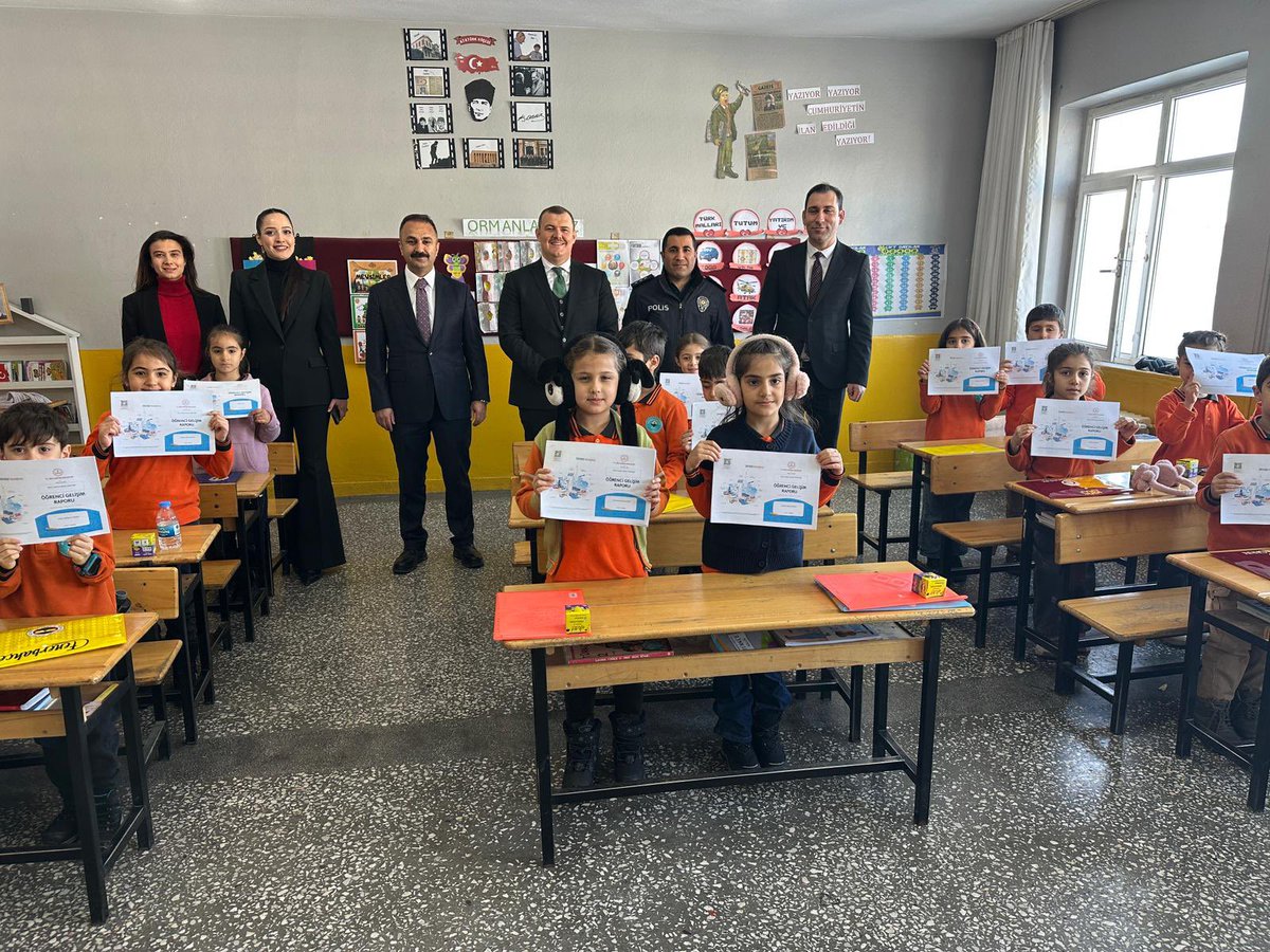 Kısa Bir Mola 📚❄️ 

Kaymakamımız Sn. Onur YILMAZER, İlçe Belediye Başkanı Sn. Vahdettin BARLAK ile birlikte, 2025-2026 Eğitim-Öğretim yılının birinci döneminin sona ermesi ile birlikte, öğrencilerimizi karne gününde yalnız bırakmayarak onların karne heyecanına ortak oldu.