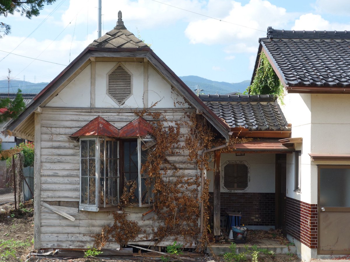 yamodennna's tweet image. 荒廃が進んでしまっているな、とは思っていましたが、まさか確認に行った一カ月後には取り壊されてしまうだなんて思いもしませんでした。
とてもキュートな洋館付き住宅であったので、非常に残念です。