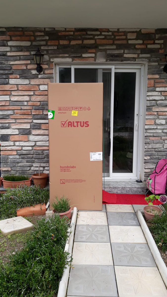 MataHarikka's tweet image. Durum bu. @arcelik @ArcelikDestek saatlerce telefon görüşmeleri, buradan yazışmalar, sonuç sıfır. Buzdolabı dışarıda kaldı. Annem(89 yaşında) biri çalar korkusuyla sabaha kadar uyumamış. Rezilsiniz @arcelik @ArcelikDestek  Rezil!