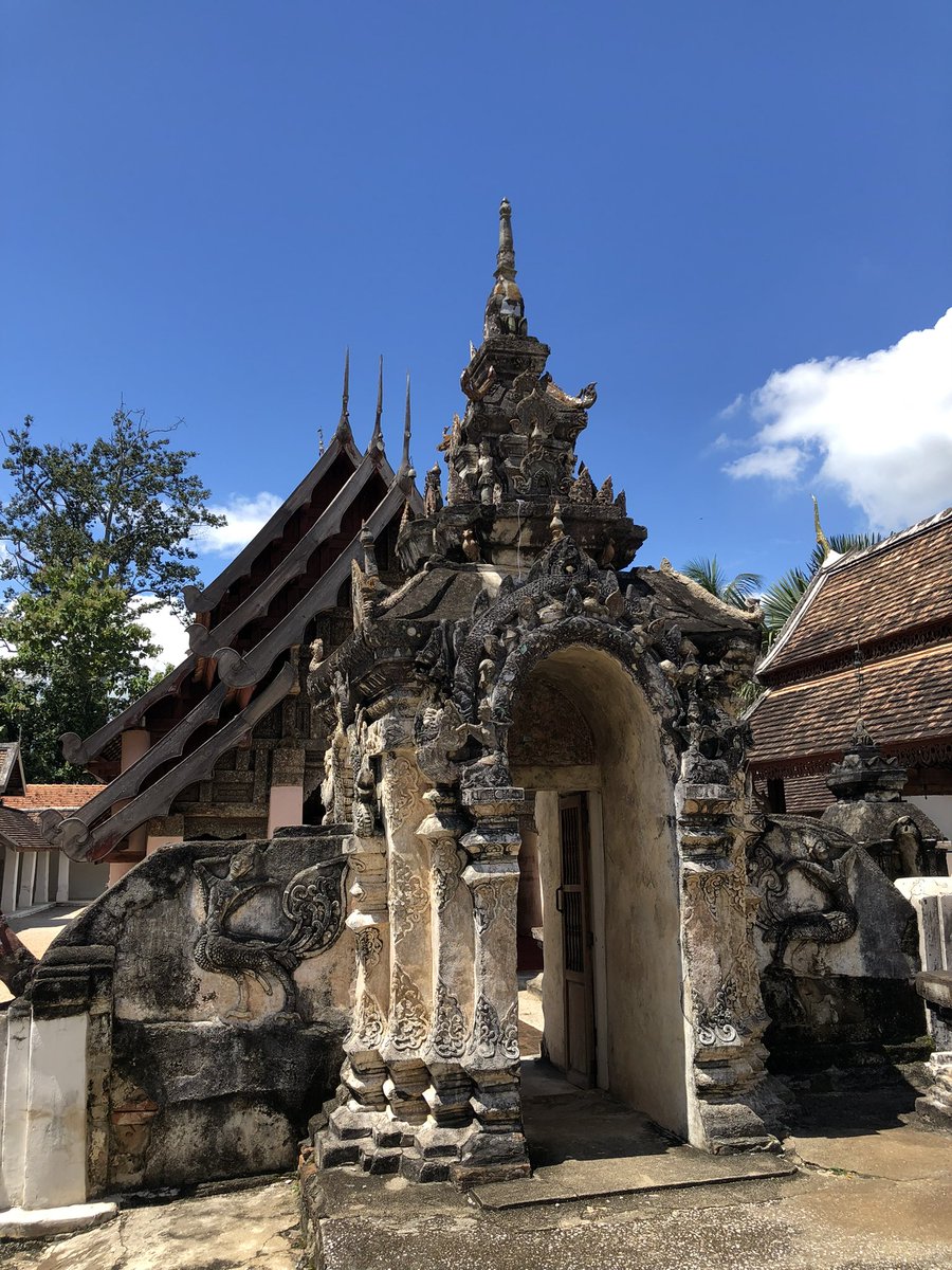 dejdanaisupa's tweet image. โดนรัศมีเชียงใหม่กลบหมดน่ะซี ในมิติท่องเที่ยว

ความท้าทายของลำปาง คือ ต้องแตกต่างจากเชียงใหม่ ต้องเป็นอะไรที่หาไม่ได้ในเชียงใหม่ เพราะเชียงใหม่เขามีทุกอย่าง

ให้ลองคิดไว ๆ สิ่งหนึ่งที่ลำปางมี คือ ความล้านนาแบบดิบ ๆ เช่น วัดไหล่หิน วัดปงยางคก ความพม่า เพลิงพระนาง ไสเสลี่ยงไป