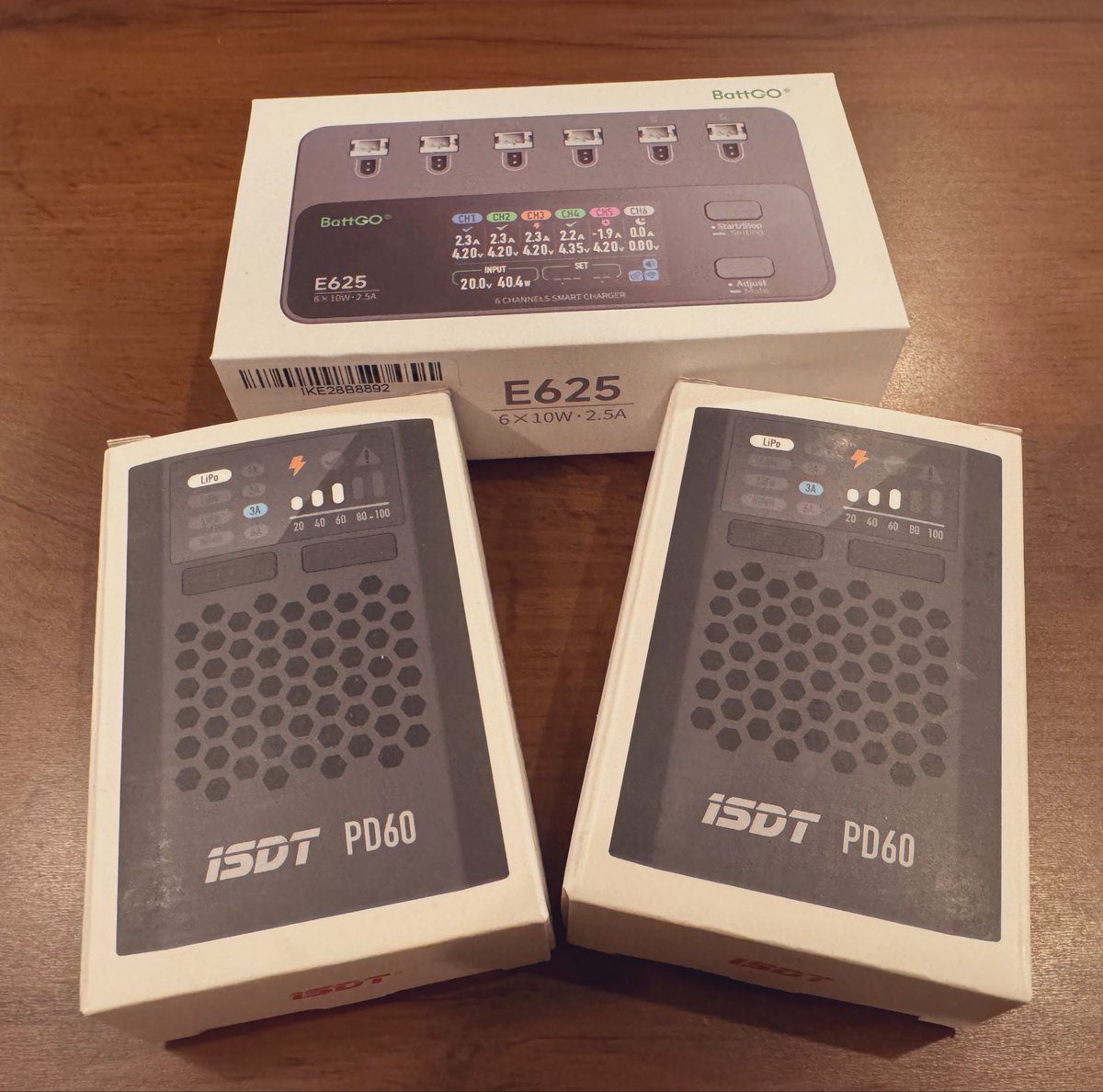 1〜4Sの充電環境整えた。
手前の2台、めちゃ小さい