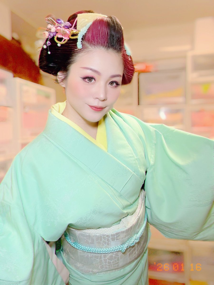 sing_draw_chie's tweet image. 金曜日荒木町。昨日は新しい出会いとご縁に恵まれた夜でした。連休疲れも癒えた週末、賑わうはず⁉️🤔新春コーデでお待ちしております。
#荒木町 #新春 #出会い #ご縁 #荒木ちえ