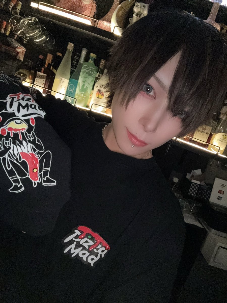 MiKAKU_muma's tweet image. ピザの服で出勤してみたよ🍕

#男装コンカフェ #MUMA