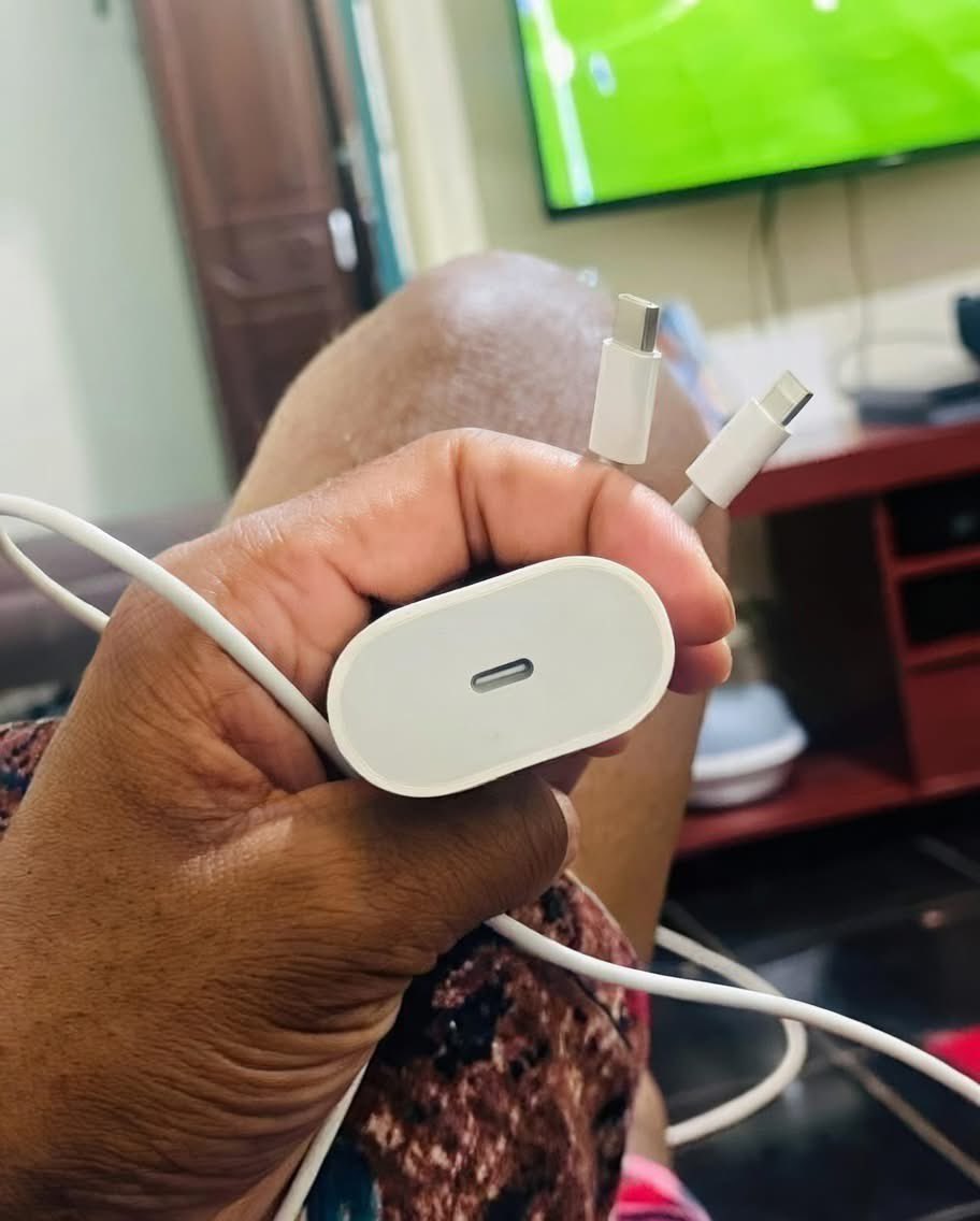Ndi_Muvenda_'s tweet image. The good thing about having this charger is that no one bothers you. 😂