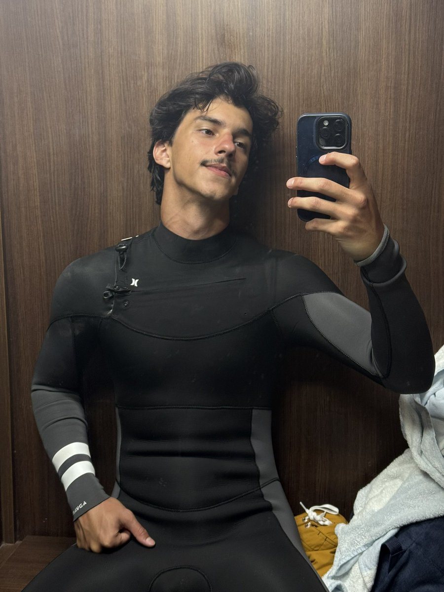 math_theodoro's tweet image. fui provar esse john agora to dentro do provador suando igual tampa de marmita sem conseguir tirar essa porra e com vergonha de chamar a moça pqpp