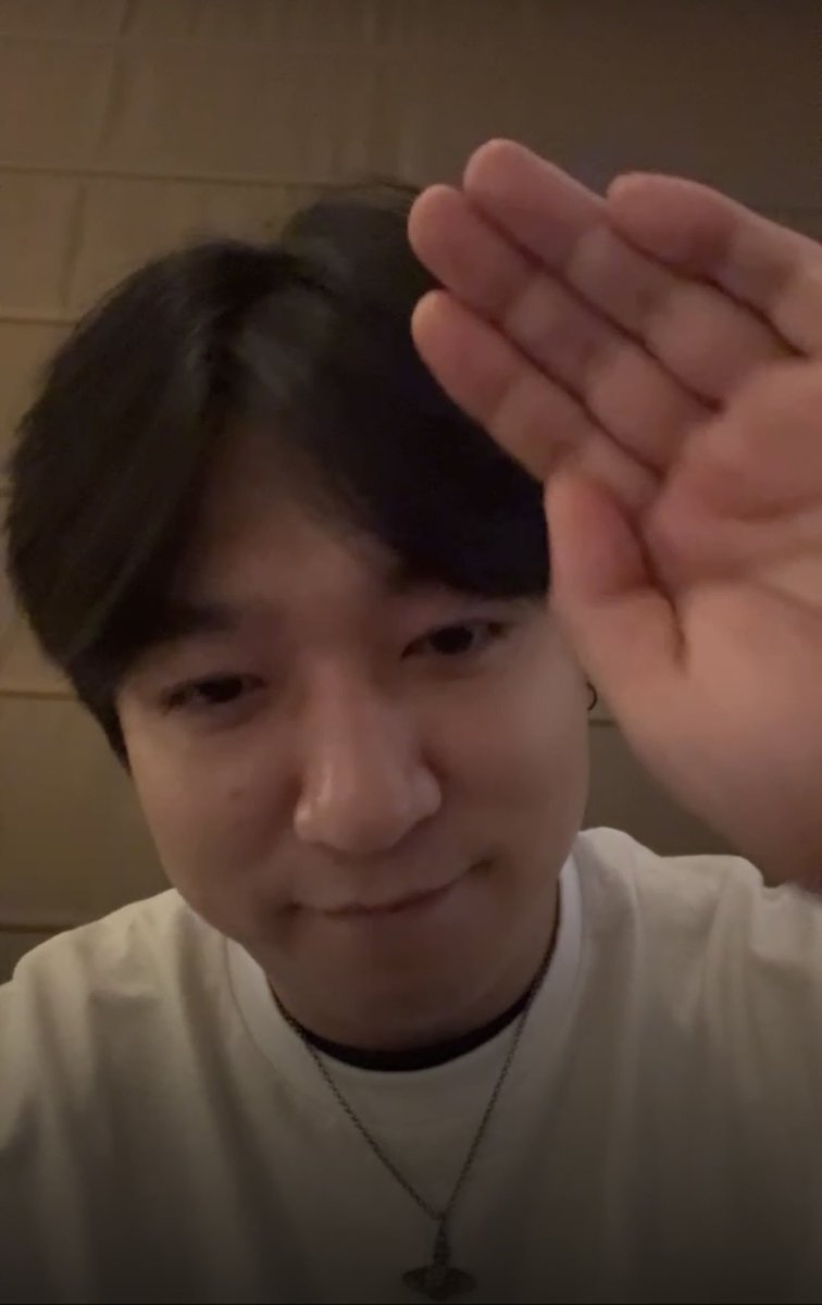 ㅠㅠㅜ 손 완전 따뜻할거같애..