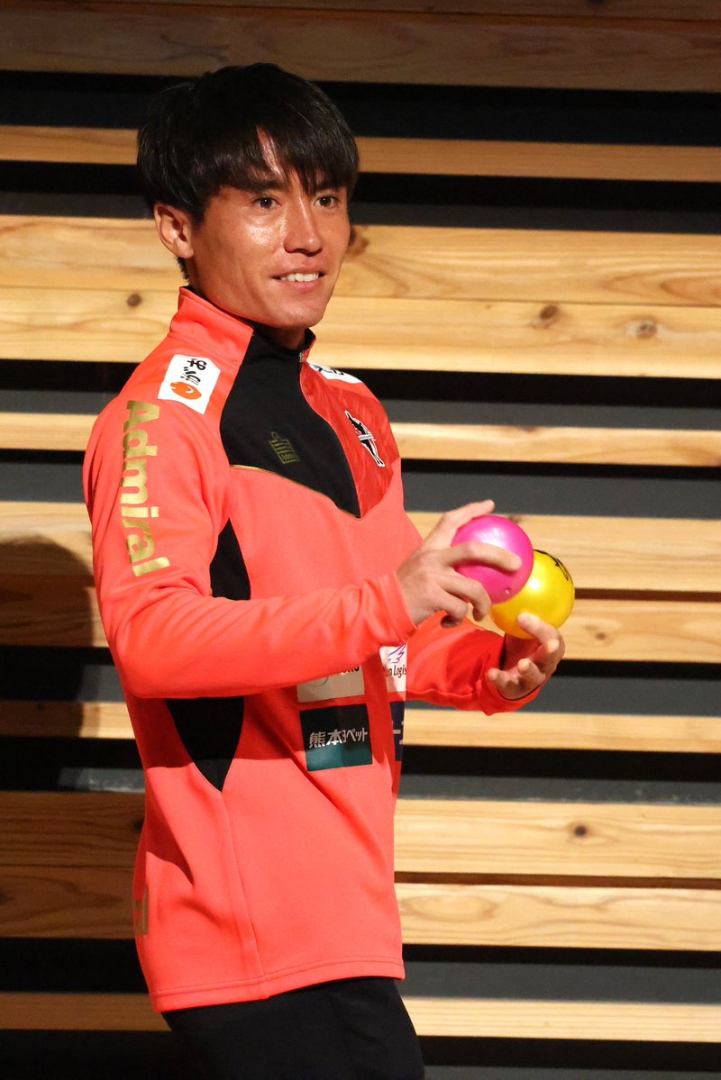 サインボール投げ込み その② 後方席にいたのでなかなかボールは来ませ