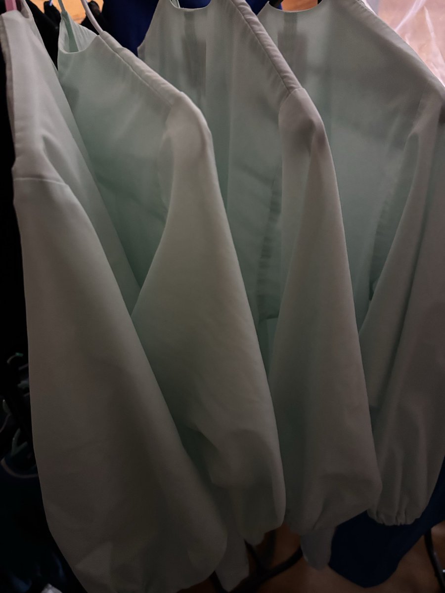 sea_5's tweet photo. 3月で小学校卒業の長女。
兄妹みんな給食着持ち帰りが被る事なく終わると思ってたら突然にして来た。
我が子は3人兄妹。
🧑‍🍳🧑‍🍳🧑‍🍳🧑‍🍳🤔 https://t.co/GkvBMWK65d