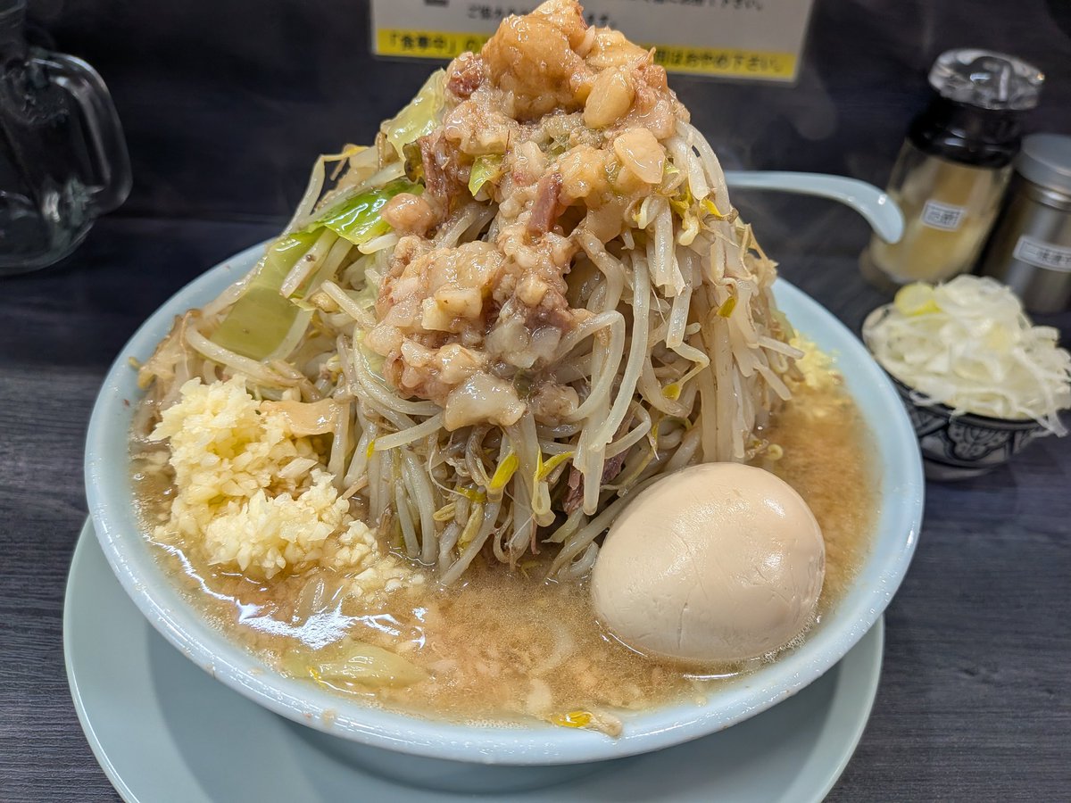 1/16(金)　🇬🇧夜のオリバーヌードル🌛

ラーメン半分　ヤサイマシ　ネギ　味玉　ニンニク　ショウガ

正月に🍜飛ばし過ぎて3㌔増えてしまい😭プチ断食でなんとか元に戻ったのでご褒美の一杯🥳

来週🏥診察なので半分で我慢しました
😅

🏥終わったら普通盛り喰います🍜✨