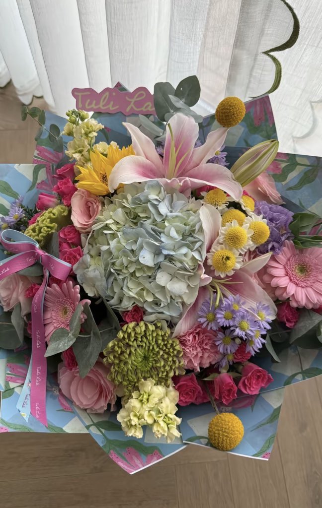 i3Moment's tweet image. Colorful flowers bouquet