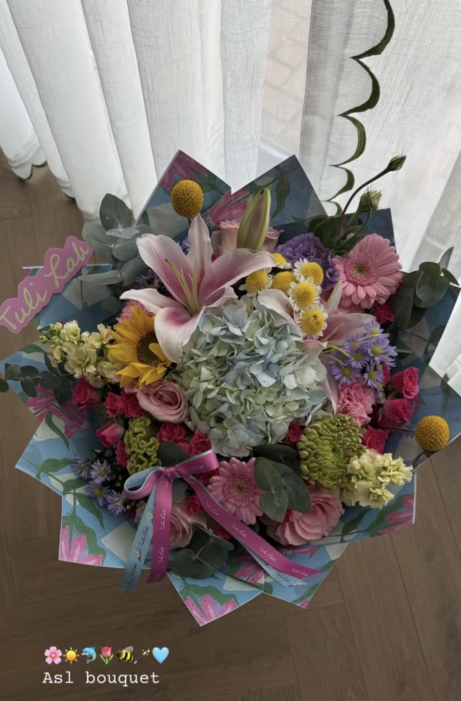 i3Moment's tweet image. Colorful flowers bouquet