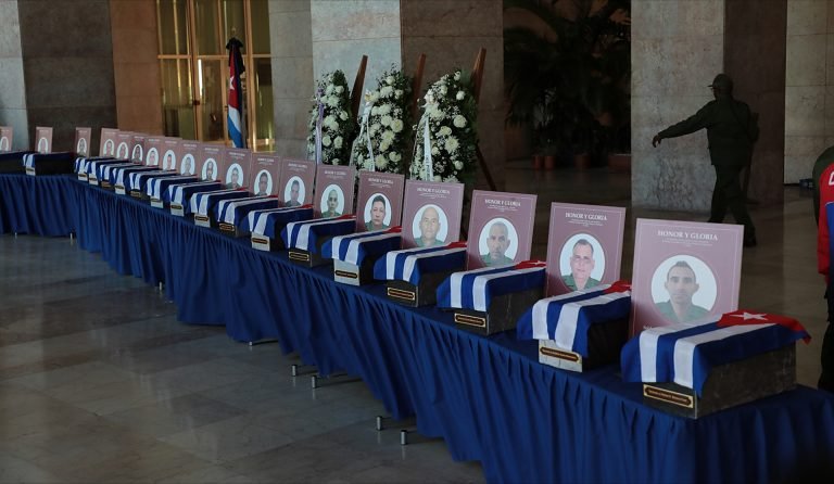 Hoy rendimos homenaje póstumo a los combatientes cubanos caídos en Venezuela, símbolos de dignidad, deber y lealtad a los principios revolucionarios. #HonorYGloria