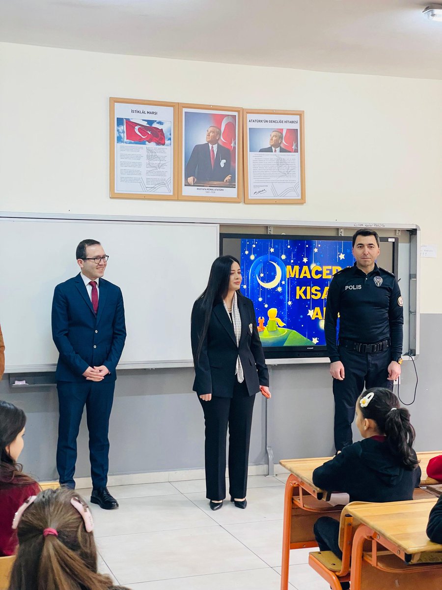 Kaymakamımız Sn. Rumeysa GÖRENTAŞ, 2025-2026 Eğitim Dönemi ara tatili öncesinde Recep Ahmet Mercan İlkokulunda düzenlenen karne törenine katılarak öğrencilerin heyecanına ortak oldu.
Öğrencilerle sohbet eden Kaymakamımız, karnelerini takdim ettiği çocukları tebrik etti;