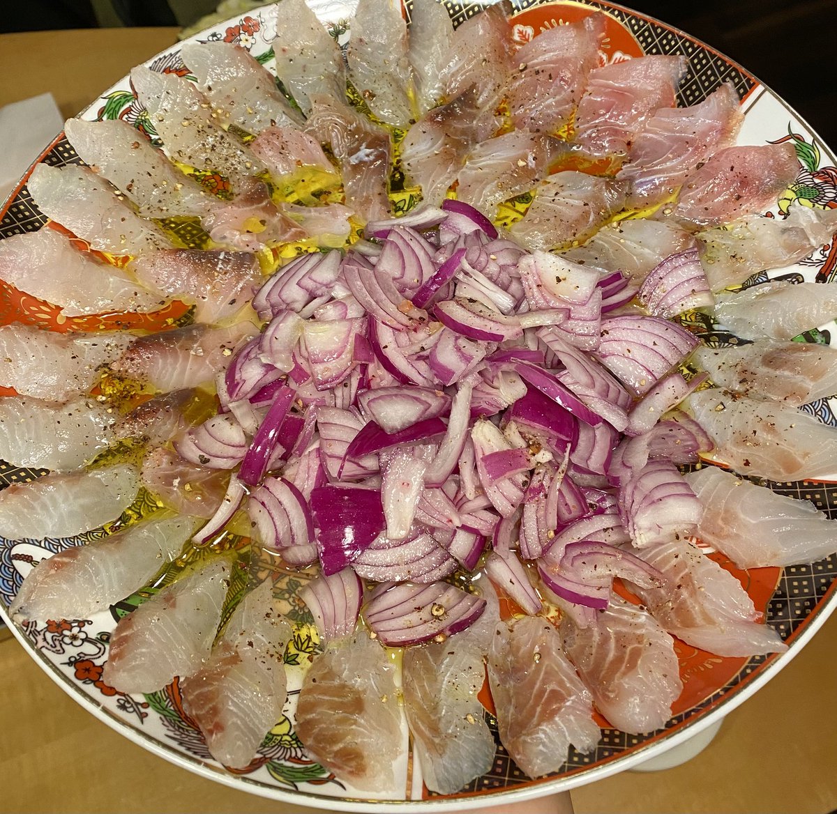 monah_taisa's tweet image. さいきんは白身魚をレモン汁とナンプラーで仕上げるのにハマってる。今夜はスズキと黒鯛