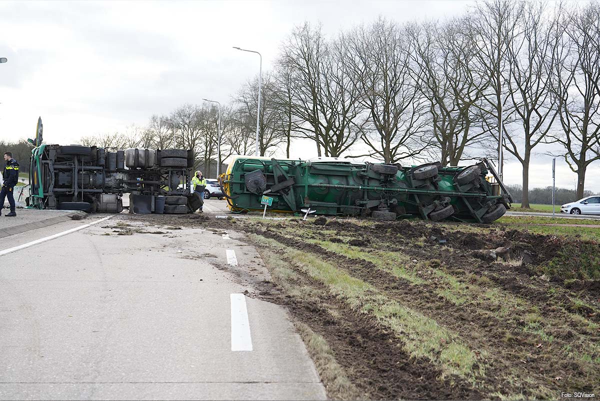 Vrachtwagen kantelt op N260 bij Gilze