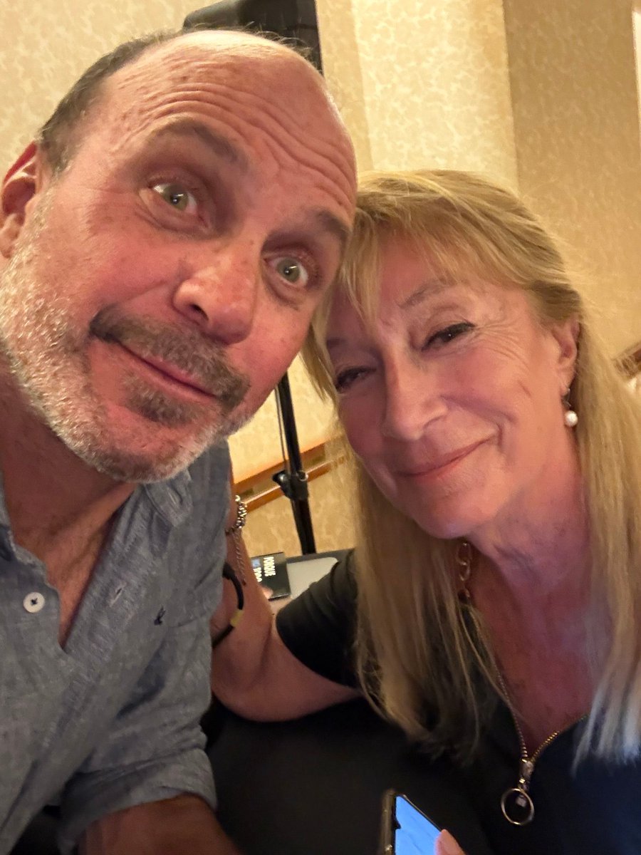 Alvarez se saca una foto con una Sra parecida a Cosse, los burros de <a href="/portalmvd/">Montevideo Portal</a> lo levantan,  <a href="/CosseCarolina/">Carolina Cosse</a> sale a decir que no es ella, nuevamente <a href="/portalmvd/">Montevideo Portal</a> dice que es IA y finalmente se trataba de un vieja real que fue por un libro que largó el pelado . Que bizarro todo!