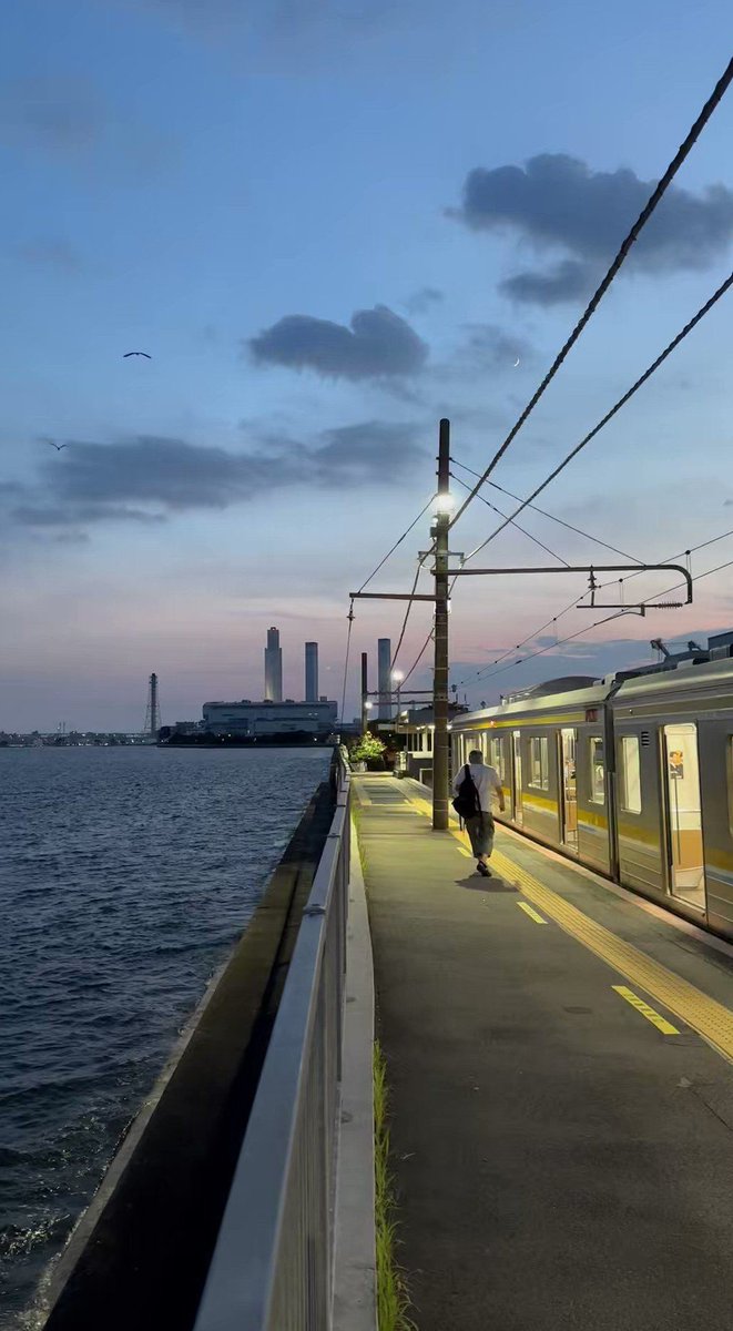 DevsMusic's tweet image. 映画観に行ったけど2時間があっという間だった 🧍‍♂️