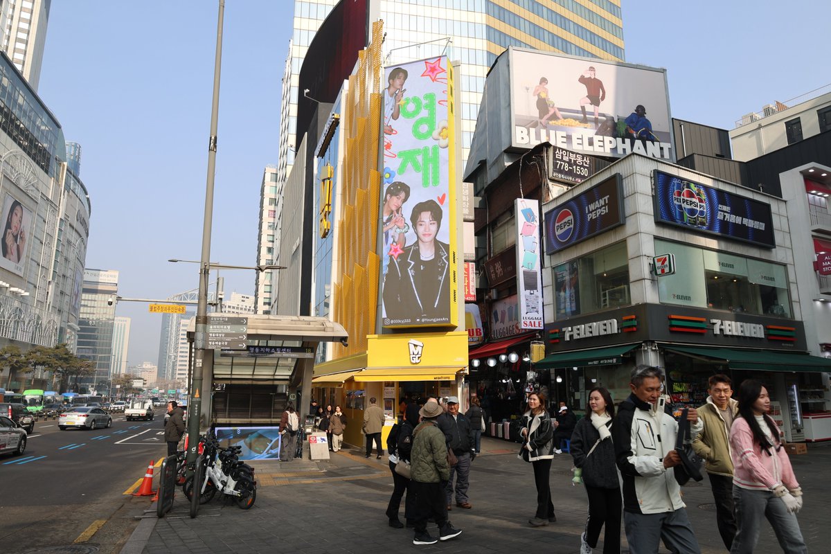 OT7Ahga's tweet image. Our Youngjae ad for the StarVibe December Solo Choice is now up on the Myeongdong Red Eye LED Screen in Seoul 💚🇰🇷

Congratulations @ChoiArs_YJ and everyone who made this possible! 🥹 Thank you @starvibe2015 😊

#YOUNGJAE #영재 @YOUNGJAExArs 🍓
