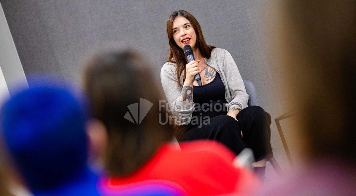 FundUnicaja's tweet photo. 🗣️ Almería, epicentro de la poesía millenial con #LaPoesíaAhora. 

👉Ayer arrancó la segunda edición del ciclo con el encuentro 'La escritura como placer' con Azahara Alonso, Sabina Urraca y Luna Miguel. 

➕Próxima cita 29 de enero: https://t.co/ek5kZuREDC

📸 @chemaartero https://t.co/Q5ppu5U3aR