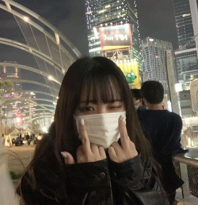 WhiteAlchemist's tweet image. 電車の中でお気に入りの本を読んだ 👩‍👧