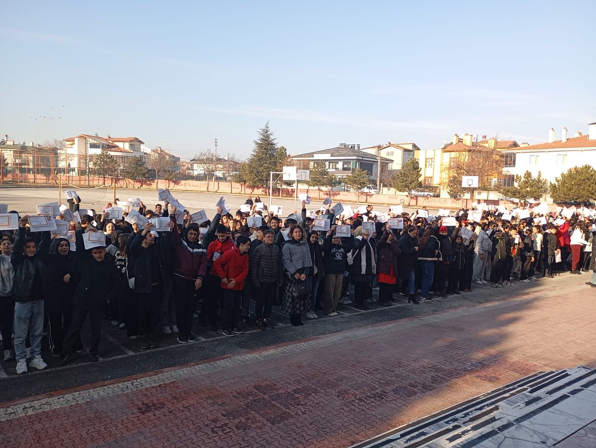 📄 2025-2026 Eğitim Öğretim yılı 1. dönemini karnelerini öğrencilerimize vererek bitirdik. Gösterdikleri gayretlerinden dolayı öğretmenlerimize, desteklerini esirgemeyen velilerimize, öğrencilerimize ve tüm paydaşlarımıza teşekkür eder, iyi tatiller dileriz.👏