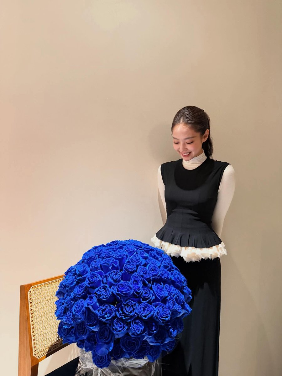 jinisheroom's tweet photo. Blue roses, red roses, and Jennie in between.
Soft smiles, quiet moments, and elegance that speaks without words.
Sometimes, beauty is simply being present. ✨

Jennie Ruby Jane
#JENNIE #BLACKPINK https://t.co/M9v509WwJQ