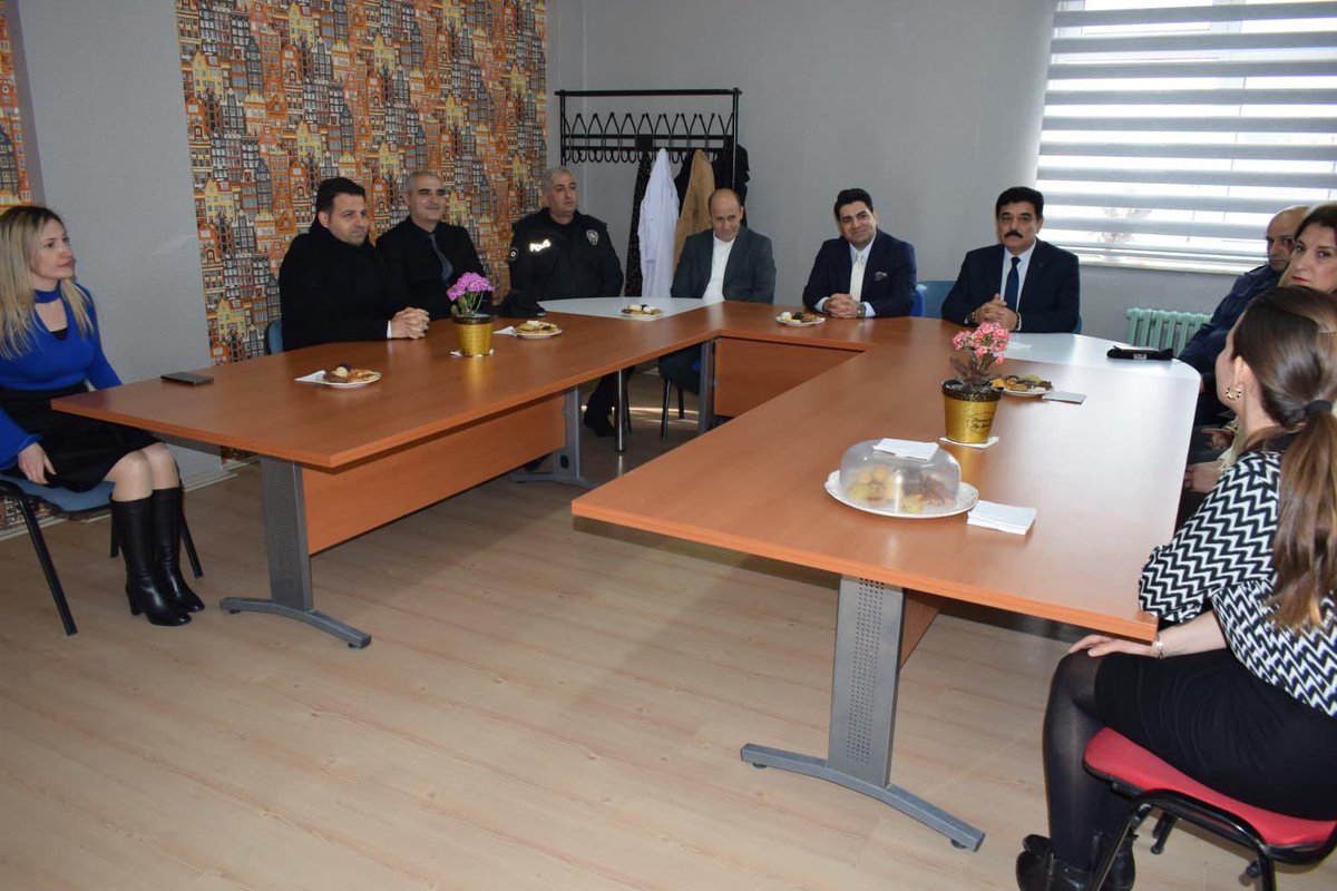 Kaymakamımız Sayın Mehmet Kaan KİNİ, Belediye Başkanı Sayın Fuat MİNTAŞ ve kurum amirlerimizle birlikte Altıeylül İlkokulu ve Anasınıfı Karne Dağıtım Töreni’ne katıldı. Öğrencilerimizin karne sevincine ortak olan Kaymakamımız, tüm öğrencilerimize başarılar diledi.📚🧿🇹🇷