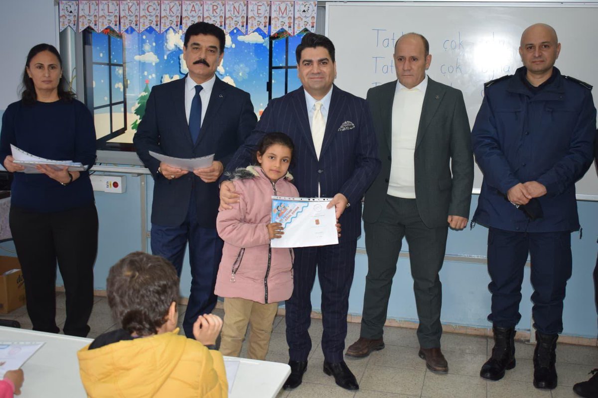 Kaymakamımız Sayın Mehmet Kaan KİNİ, Belediye Başkanı Sayın Fuat MİNTAŞ ve kurum amirlerimizle birlikte Altıeylül İlkokulu ve Anasınıfı Karne Dağıtım Töreni’ne katıldı. Öğrencilerimizin karne sevincine ortak olan Kaymakamımız, tüm öğrencilerimize başarılar diledi.📚🧿🇹🇷