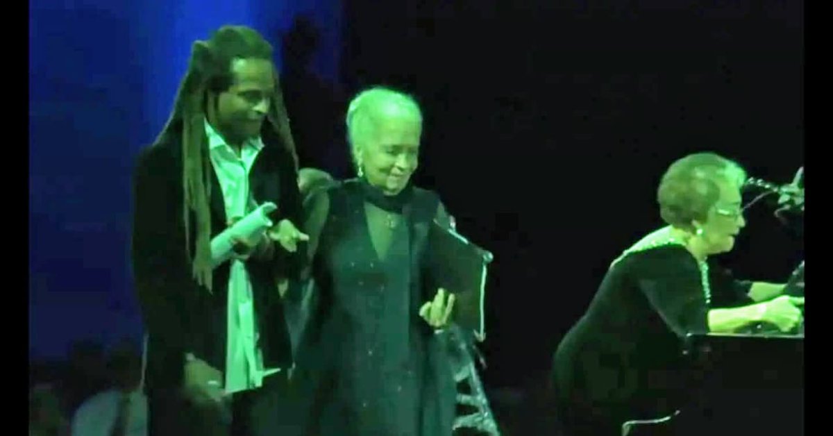 Nicole St Victor
Ou te yon limyè nan lavi nou,
yon sous lanmou, fòs ak kouraj.
Menm si ou pa la ankò ak nou,
souvni ou ap viv pou tout tan nan kè nou.
w ap toujou
yon moun pou nou pa janm bliye.