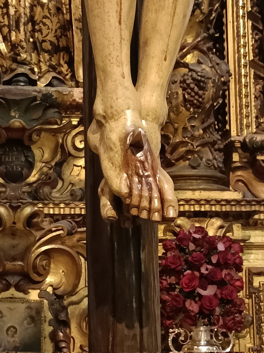 El Cristo de la Piedad ha sido repuesto al culto hoy tras la restauración a la que ha sido sometido por Pilar Morillo y Álvaro Domínguez. El resultado es espectacular. Recomiendo acercarse a Santiago a verlo ❤️