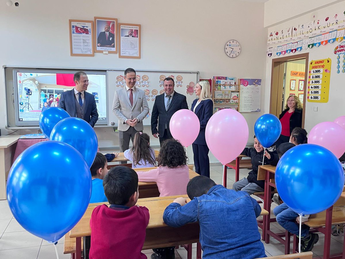 kamanilcemem's tweet photo. Cumhuriyet İlkokulunda düzenlenen karne dağıtım programına katılan ilçe protokolü, öğrencilere karnelerini takdim ederek ara tatillerini kutlamış ve başarılarının artarak devam etmesini temenni etmiştir.
@tcmeb 
@KirsehirMEM 
@yasingulsen9 https://t.co/Esj45Qz6nf