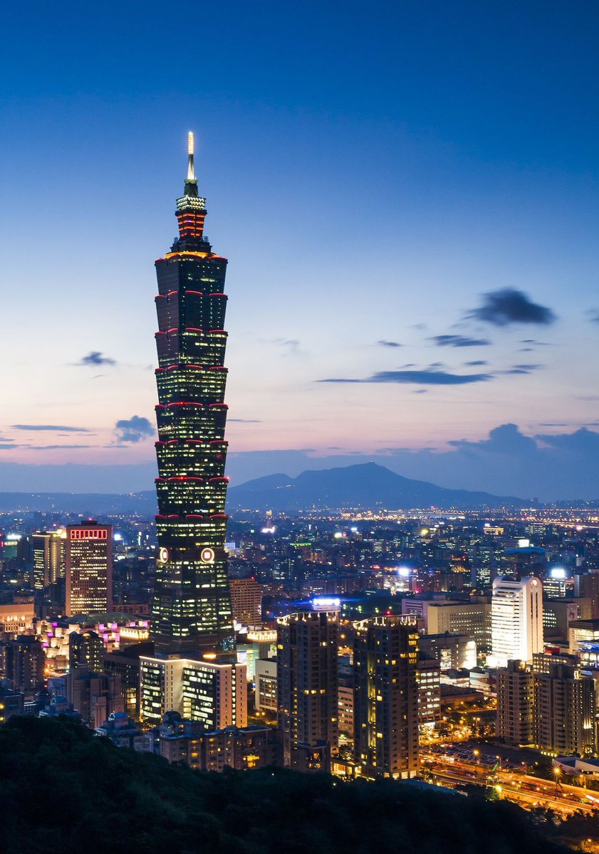 Winandaaa's tweet image. 雨の中を傘なしで走って帰ったら風邪を引きそう 😠